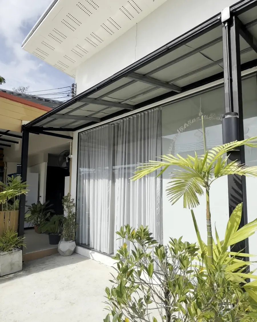 Eingang des LUNA LIFE Spa mit Glasfront und Pflanzen